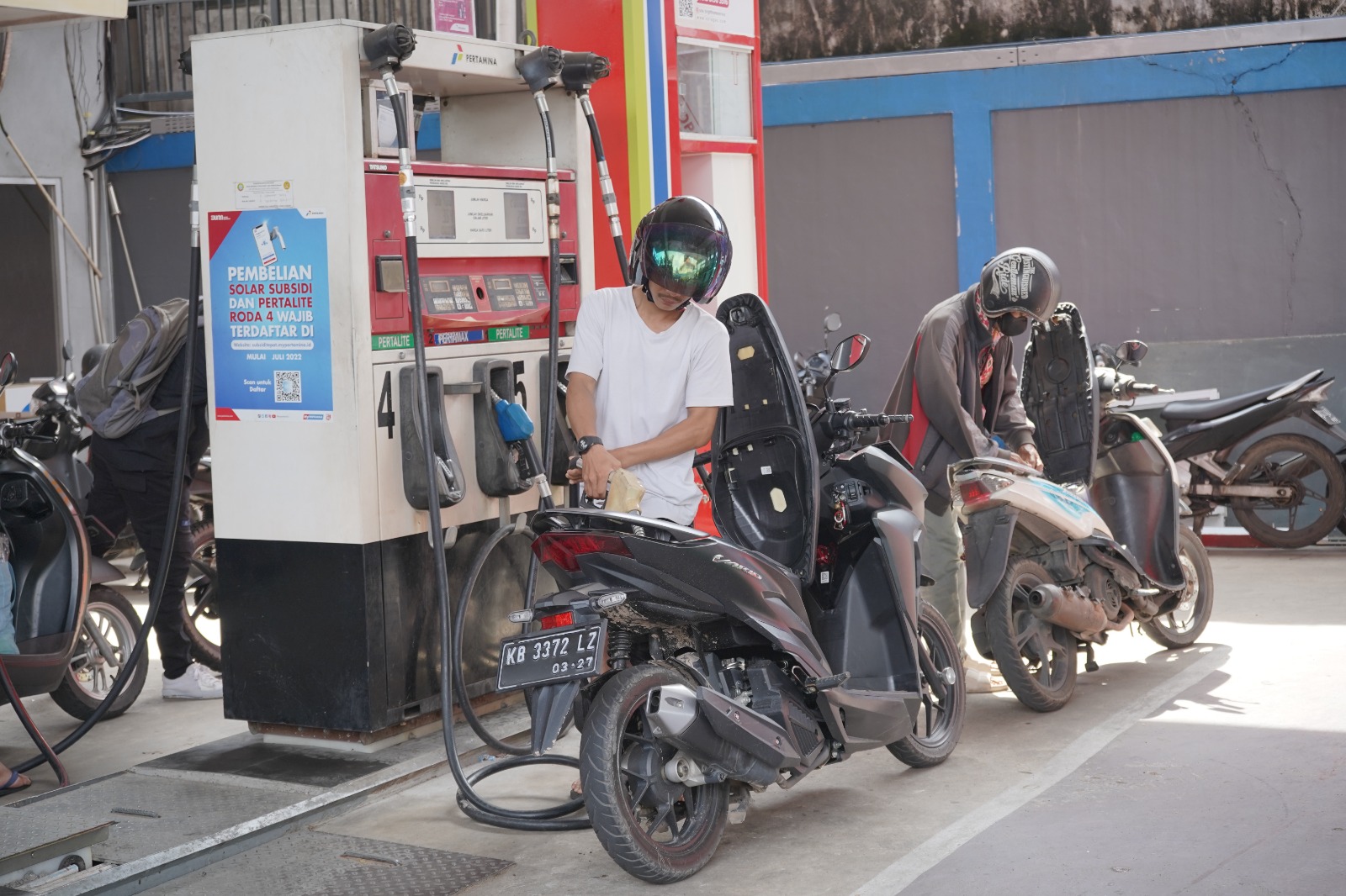 BBM: Aktivitas pengisian BBM di SPBU. Pertamina memastikan pertalite dalam kondisi aman untuk wilayah Sanggau.