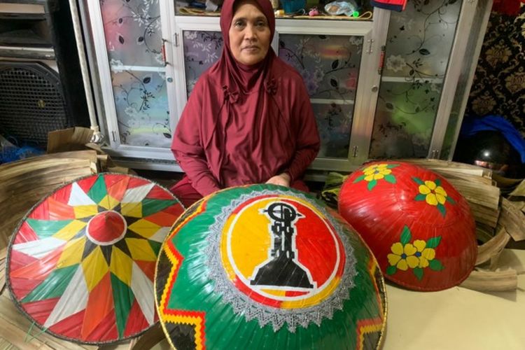 Mak Midot dan produk topi caping beserta tudung saji warna-warni yang dihias motif khas Pontianak.