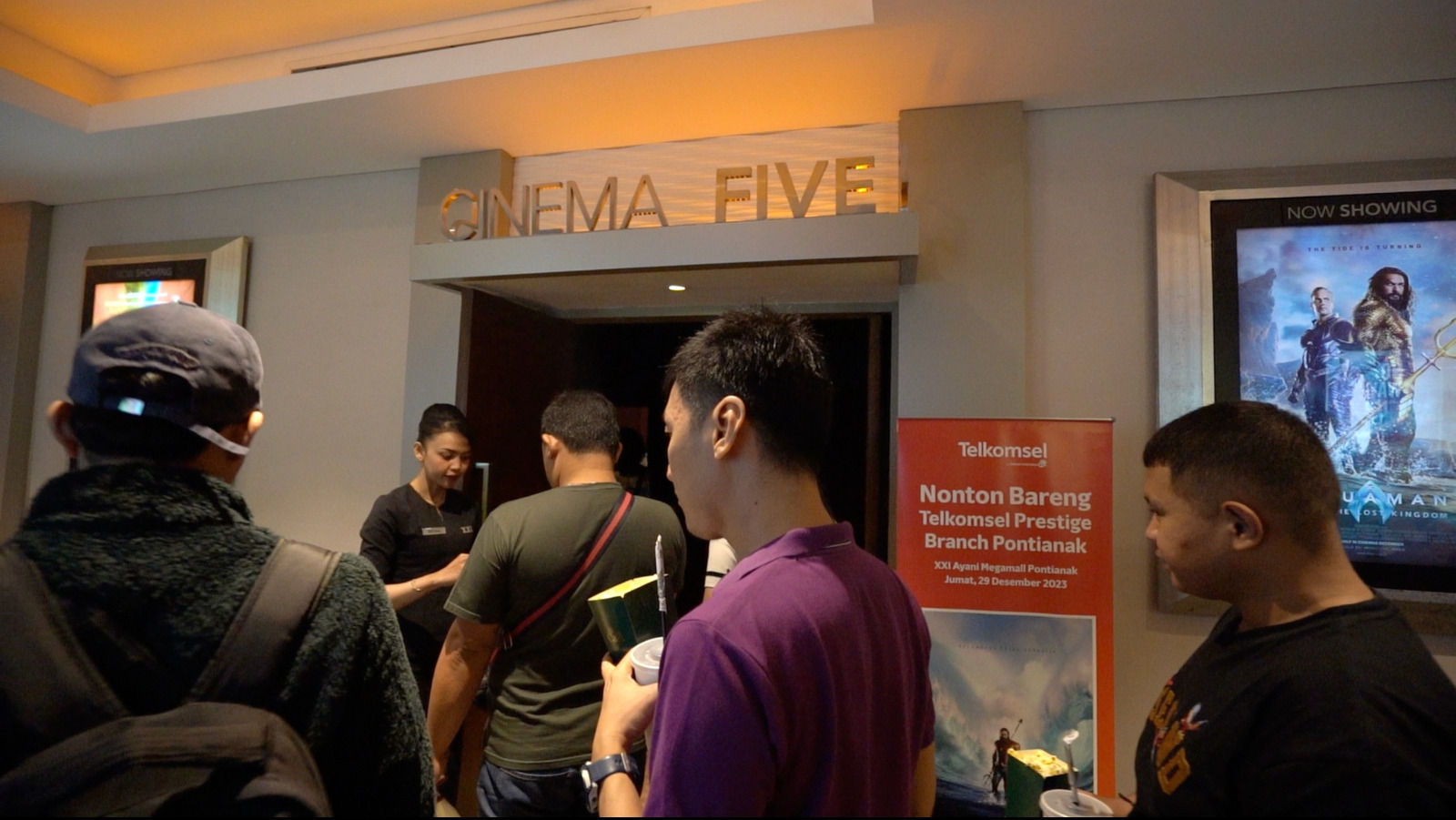 Pelanggan setia mulai memasuki Studio 5 Ayani XXI yang telah dibooking Telkomsel Pontianak untuk merasakan keseruan nonton bareng serentak di 12 kota.