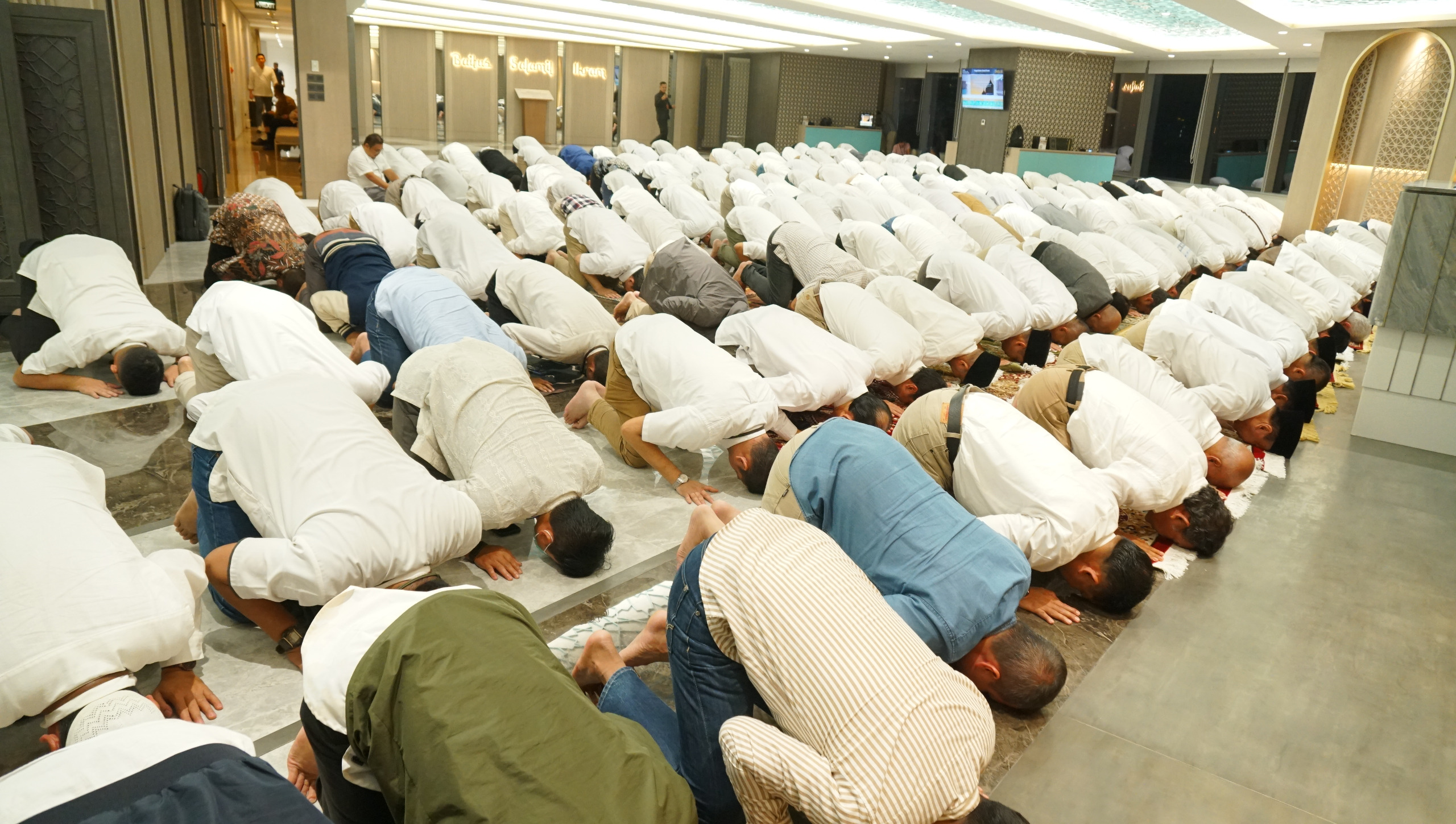 Seluruh pegawai BSI melaksanakan sujud  serentak di cabang seluruh Indonesia, Hal ini dilakukan sebagai bentuk rasa syukur atas capaian di tahun 2023 (31/12).