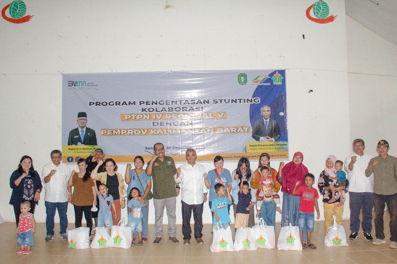 Kegiatan penyerahan bantuana berupa paket stunting untuk warga Desa Semerangkai, Kabupaten Sanggau, yang diberikan oleh PTPN V Regional V (eks PTPN XIII)