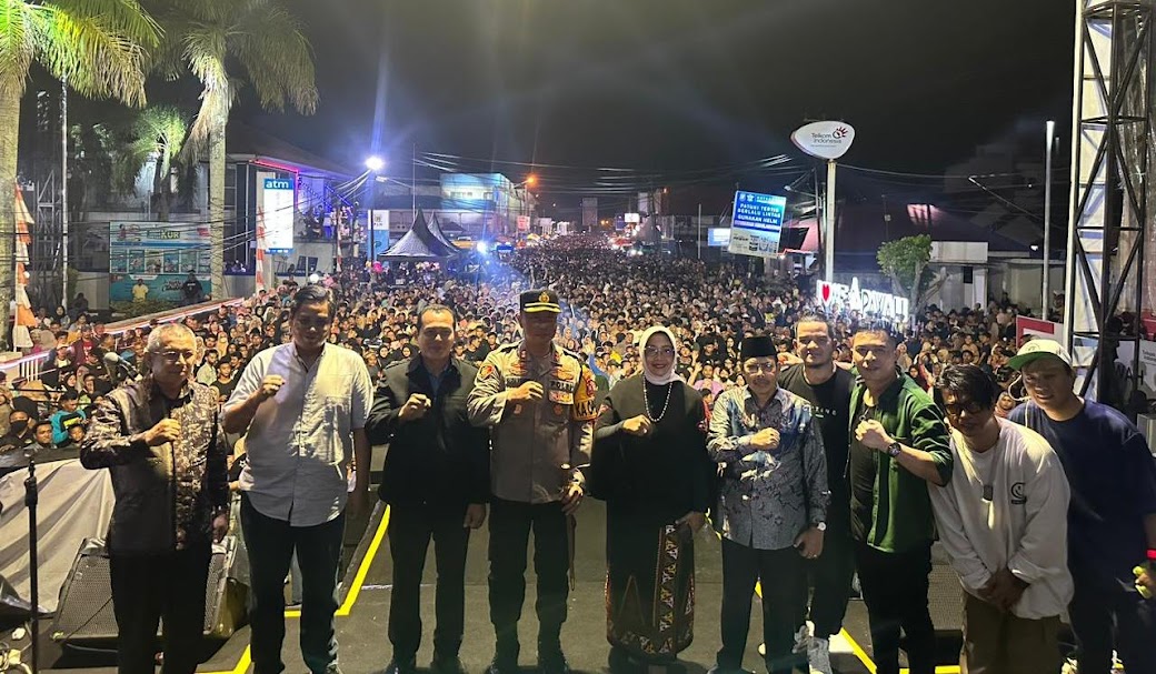 SEMANGAT: Bupati Mempawah Erlina bersama jajaran Muspida Kabupaten Mempawah beserta para personil Bian Gindas diabadikan bersama sembari menggelorakan semangat dari atas panggung hiburan.