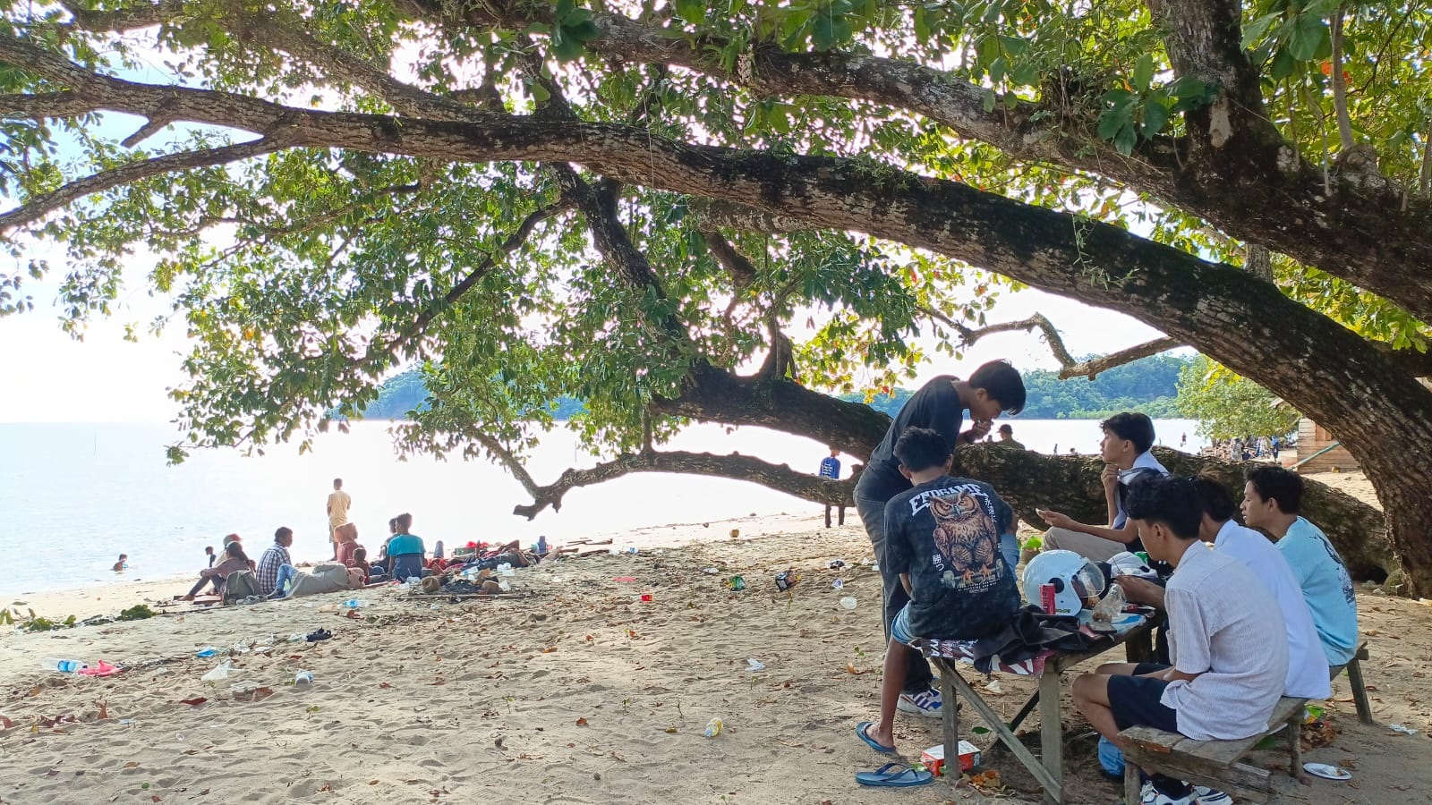 KOTOR: Suasana Pantai Pulau Datok di Sukadana terlihat kotor. Perlu perbanyak tong sampah dan kesadaran pengunjung untuk tidak membuang sampah sembarangan.