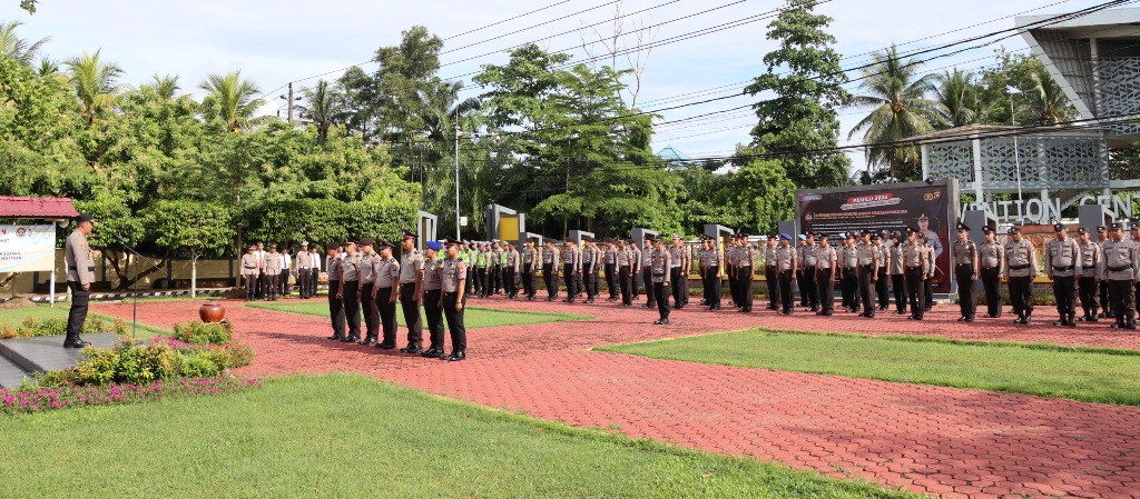 KENAIKAN PANGKAT: Suasana upacara kenaikan pangkat di Mapolres Mempawah yang dipimpin langsung Kapolres Mempawah AKBP Sudarsono.