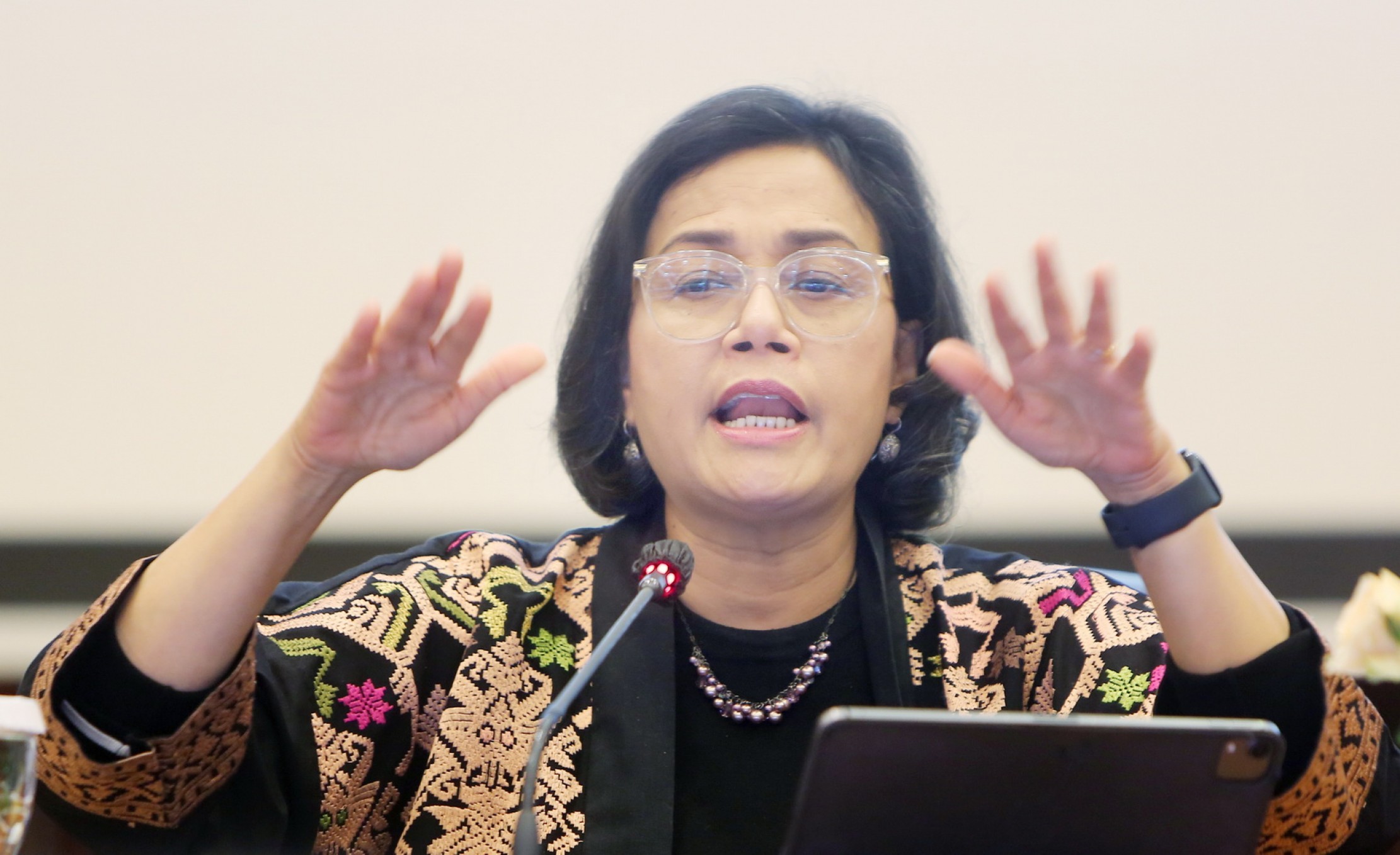 SAMPAIKAN PAPARAN: Menteri Keuangan Sri Mulyani memberikan paparan Kinerja dan Realisasi Anggaran Pendapatan dan Belanja Negara (APBN) 2023 di Kementerian Keuangan Jakarta, Selasa (2/1).