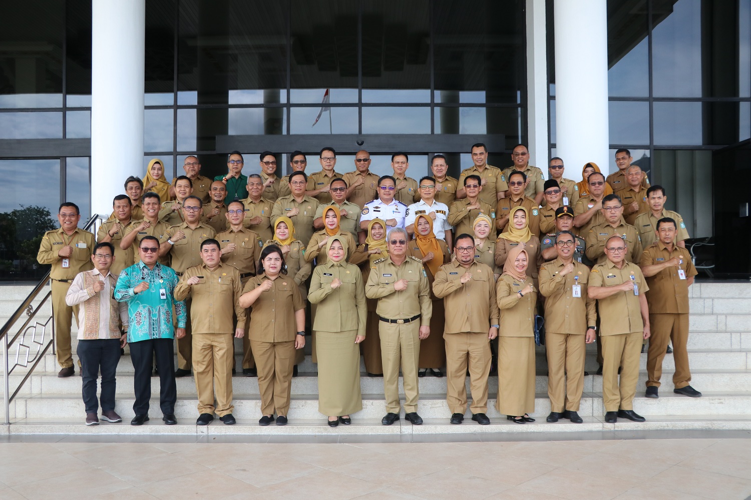 BERSAMA JAJARAN: Pj Gubernur Kalbar Harisson foto bersama jajaran kepala perangkat daerah di lingkungan pemprov, usai pelaksanaan rapat awal tahun, Selasa (2/1).