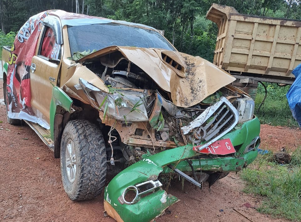 LAKA TUNGGAL: Mobil Distanakbun Ketapang rusak parah setelah mengalami kecelakaan tunggal di Jalan Trans Kalimantan, Senin (1/1) sore.