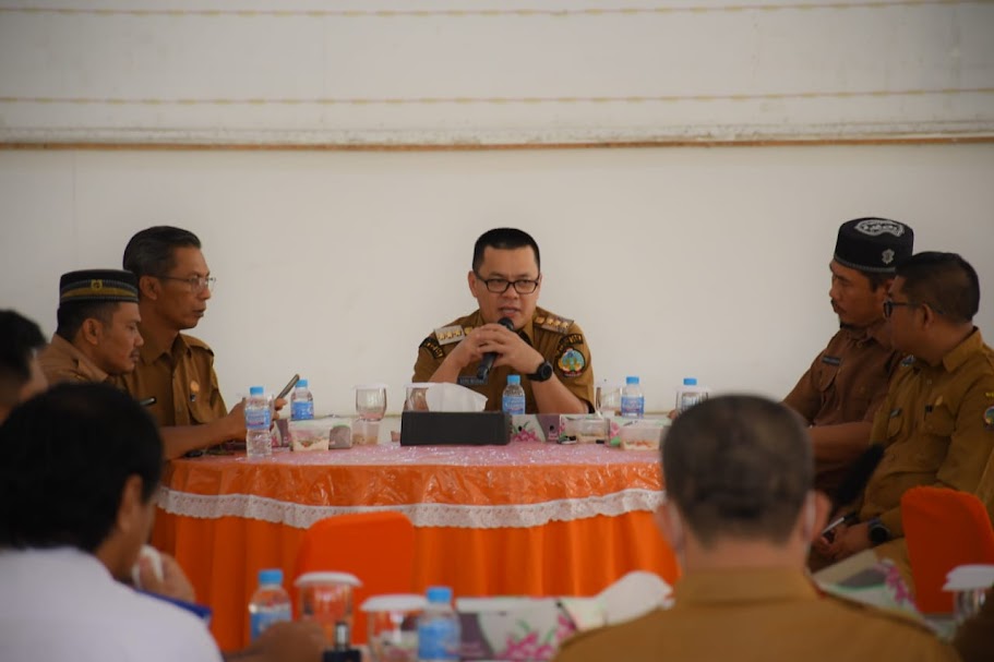 COFFEE MORNING: Penjabat Bupati Kayong Utara, Romi Wijaya, memberikan pemaparan kepada aparaturnya pada coffee morning di Istana Rakyat, Selasa (2/1).