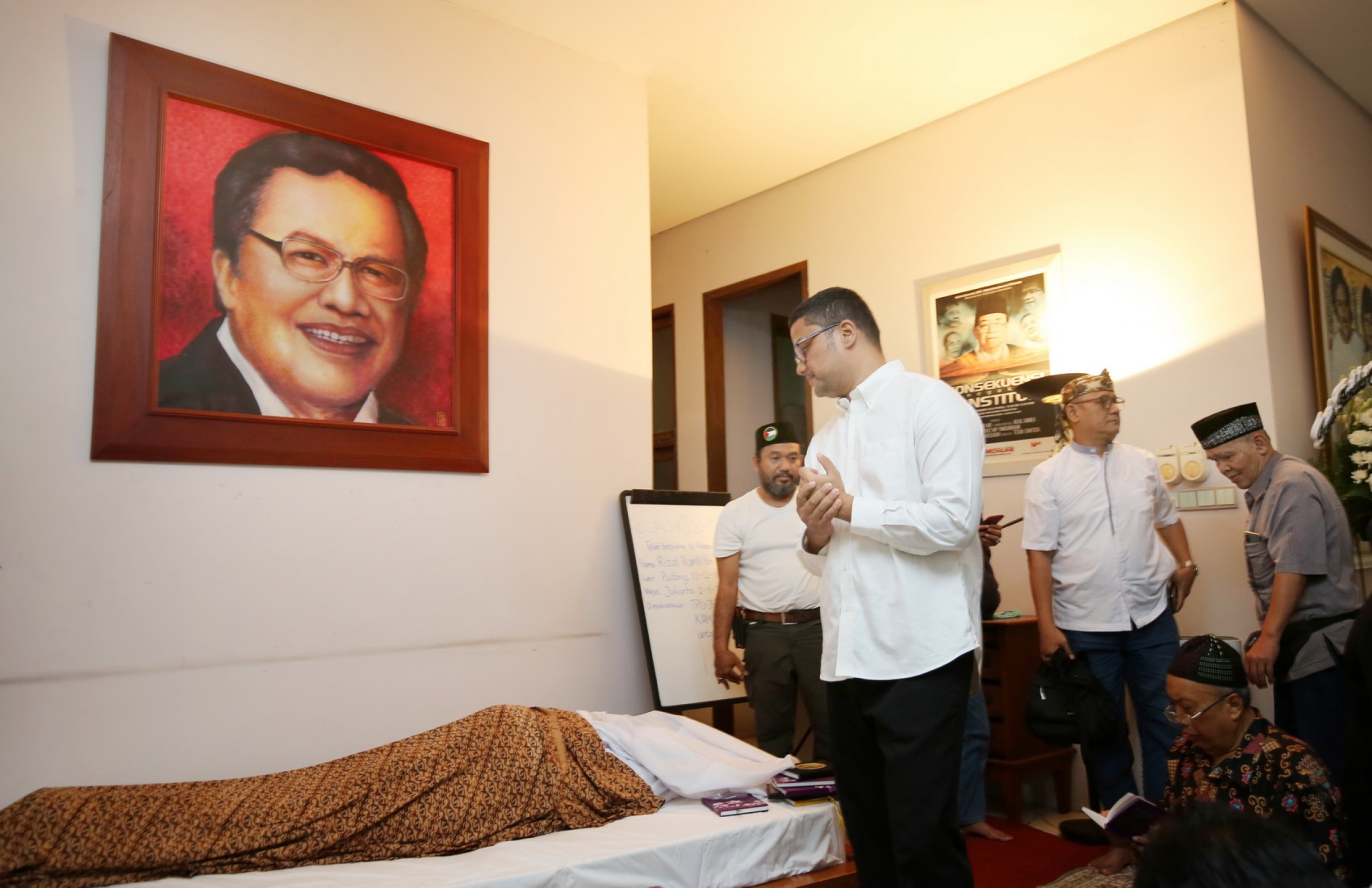 Putera kedua, Dipo Satria Ramli di depan jenazah Ayahandanya, Rizal Ramli di Kemang Jakarta, Rabu (3/1/2024). Rizal Ramli meninggal dunia dalam usia 69 tahun di Rumah Sakit Cipto Mangunkusumo (RSCM).