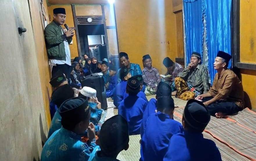 WAKIL Bupati Sambas, Fahrur Rofi saat mengunjungi&nbsp; Taman Pendidikan Alquran (TPA) di Desa Trigadu Kecamatan Galing Kabupaten Sambas belum lama ini.