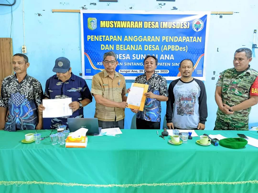 MUSDES : Pemerintah Desa Sungai Ana saat menggelar Musyawarah Desa (Musdes) penetapan APBDes Tahun 2024, di Aula Kantor Desa Sungai Ana, belum lama ini.