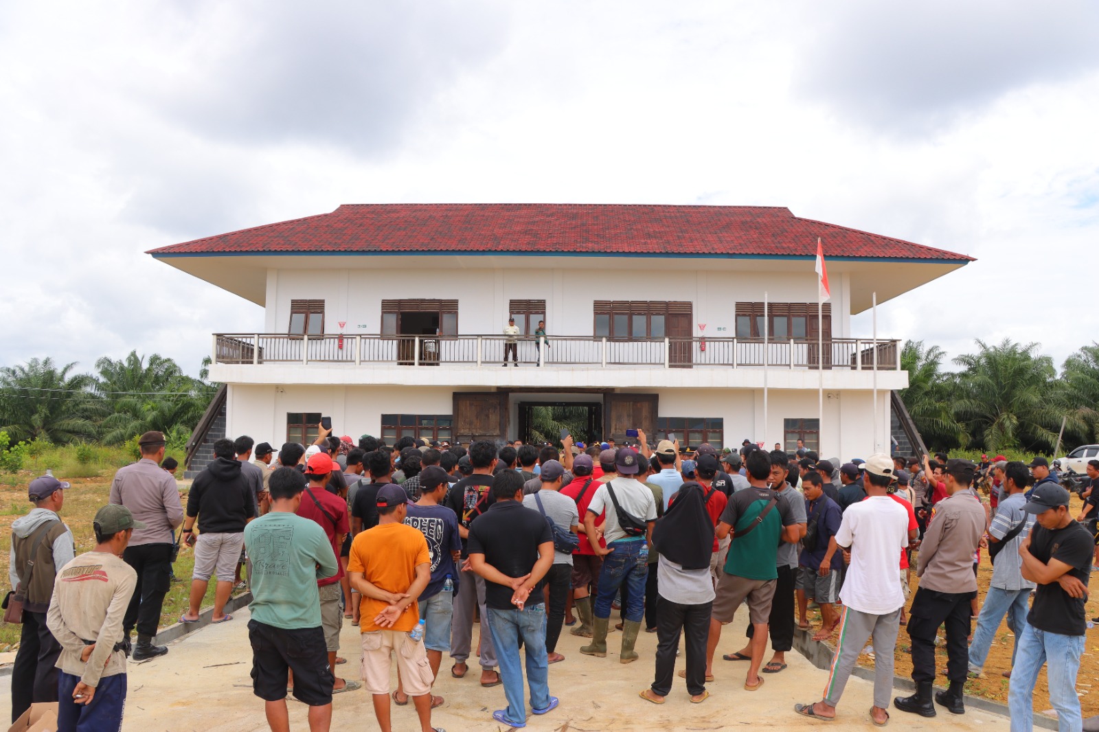 UNJUK RASA : Kelompok masyarakat melakukan aksi unjuk rasa di PT WPP Merah Air Estate Julong Group Kecamatan Dedai Kabupaten Sintang.