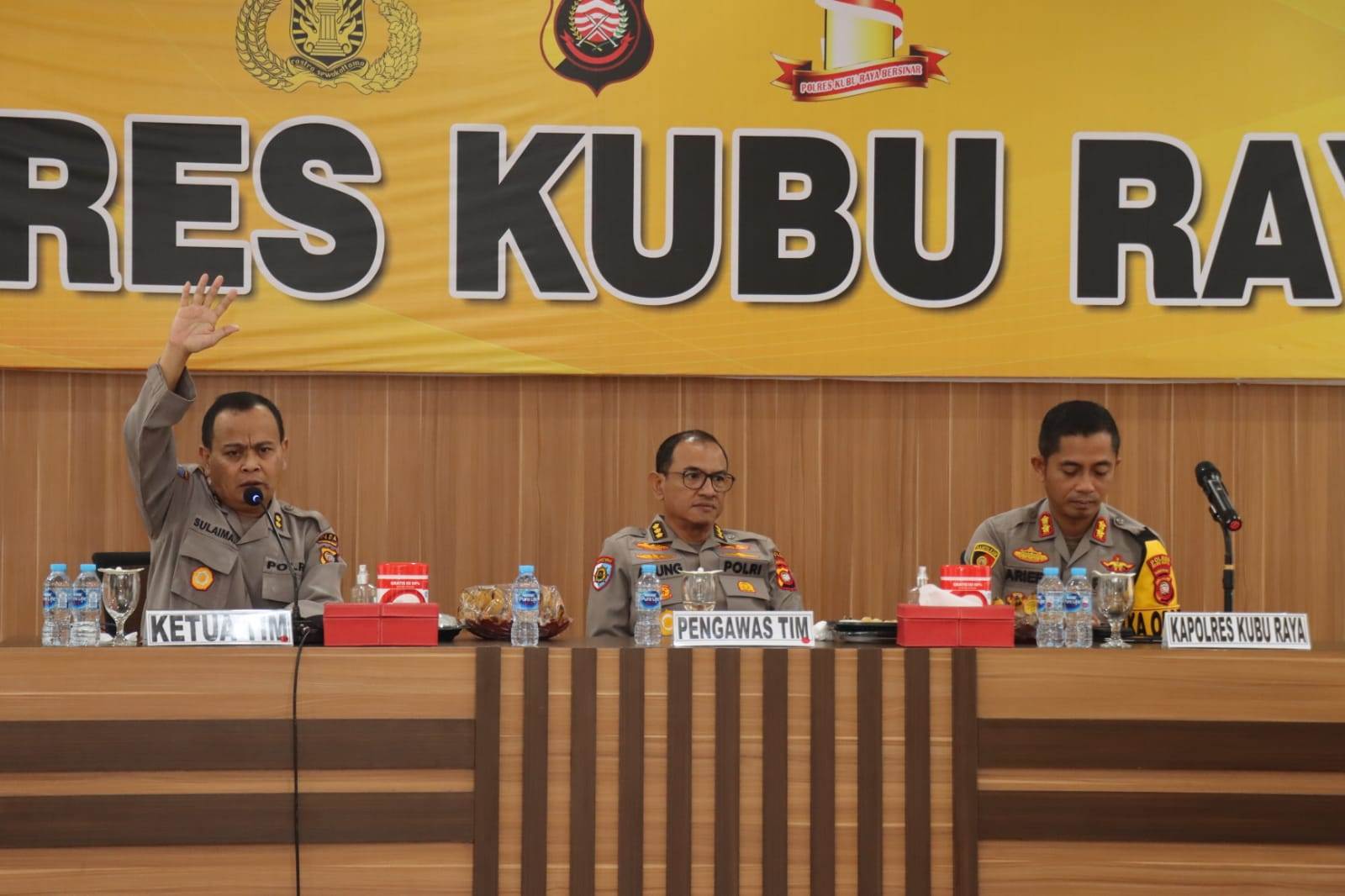 SAMBANGI: Kapolres Kubu Raya, AKBP Arief Hidayat menerima kedatangan Tim Itwasda Polda Kalbar yang diketuai AKBP R. Moch Sulaimanudin.