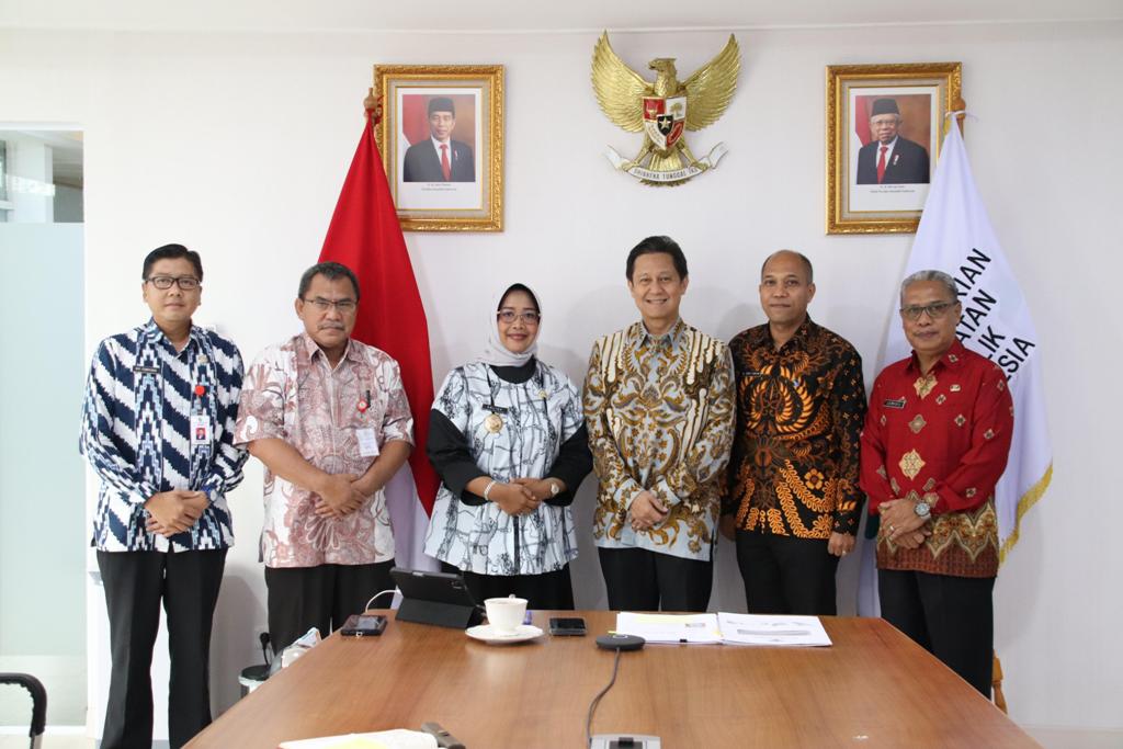 Bupati Erlina dan jajarannya foto bersama Menkes Budi Gunadi Sadikin.