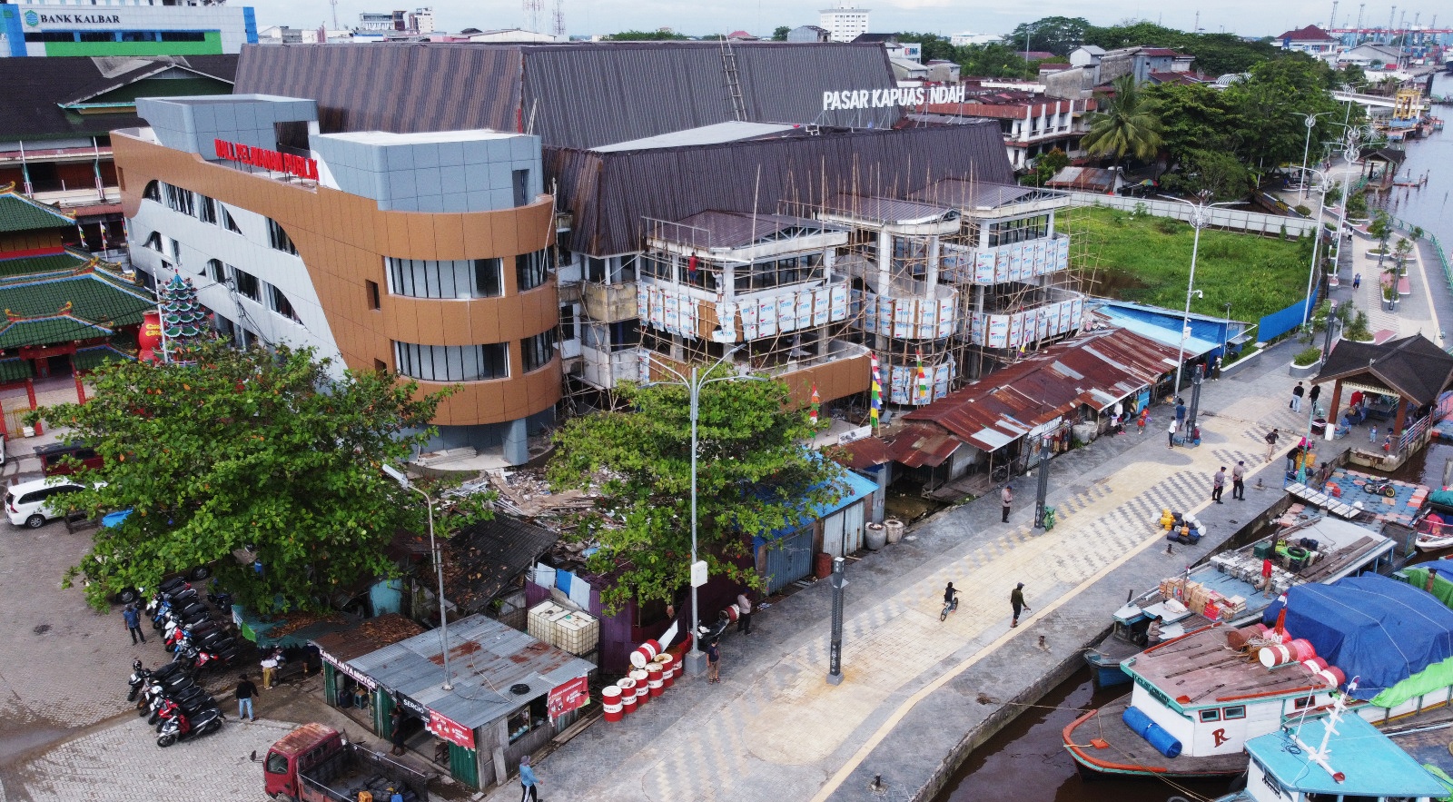 Proyek renovasi Pasar Kapuas Indah dan pembangunan Mal Pelayanan Publik (MPP) di kawasan Pasar Kapuas Indah. Proyek pembangunan yang sedianya rampung pada 31 Desember 2023 itu molor dari jadwal.