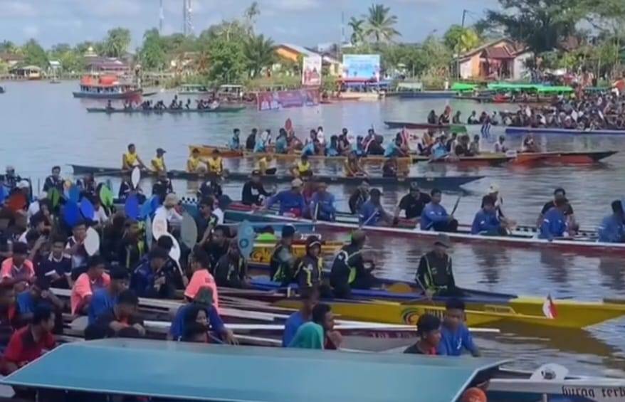 LOMBA SAMPAN BIDAR: Suasana kegiatan lomba sampan yang dilaksanakan di Kabupaten Sambas.