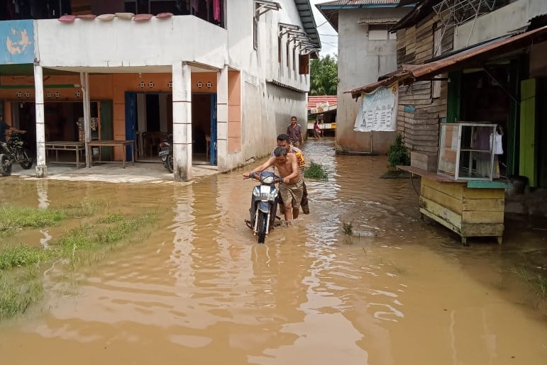 Banjir merendam terminal Kuala Behe pada Jumat (15/1).