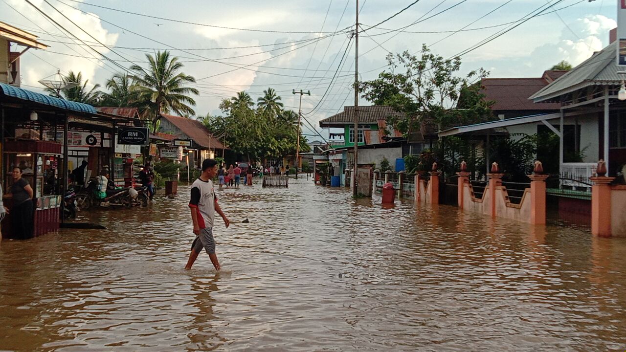 Jalan Raya Desa Raja menuju pusat kota Ngabang terputus akibat banjir pada Sabtu (6/1).