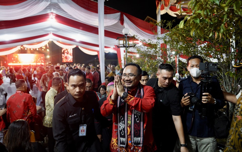BERI SALAM: Menteri Agama Yaqut Cholil Qoumas memberi salam saat menghadiri perayaan Natal Oikumene 2023 di Rumah Radakng Pontianak, Jumat (5/1) sore.