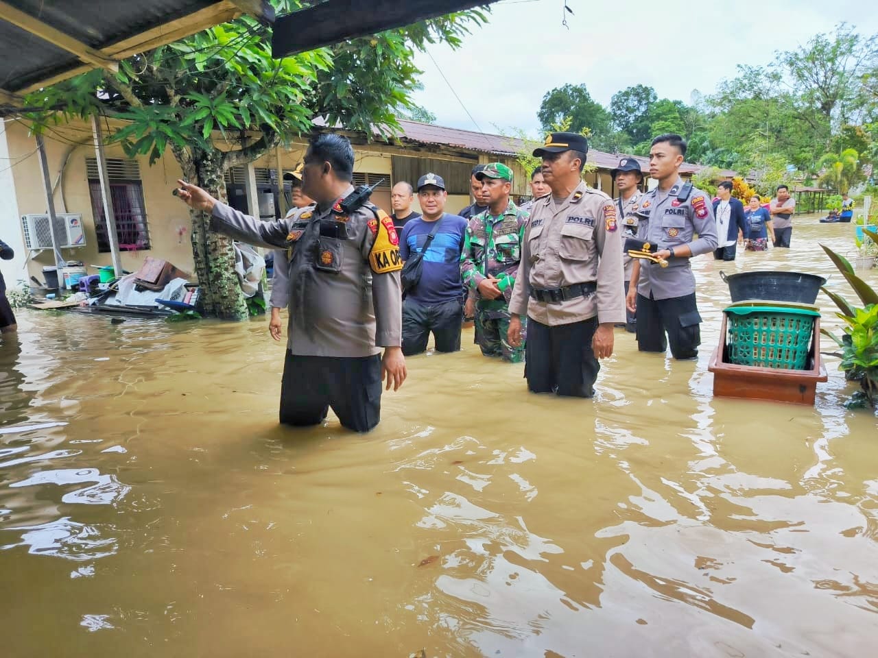 Kapolres Landak AKBP I Nyoman Budi Artawan mengecek lokasi banjir di kompleks asrama Polsek Ngabang, Minggu (7/1).
