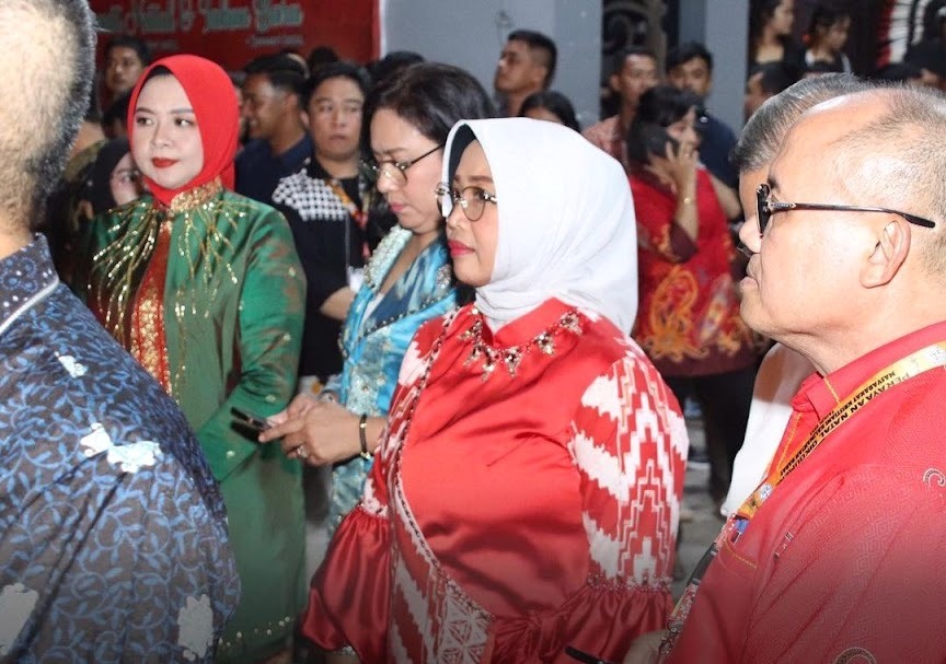 NATAL OIKUMENE: Bupati Mempawah Erlina saat menghadiri perayaan Natal Oikumene 2023 yang berlangsung di Rumah Radakng Pontianak, Jumat (5/1) malam dengan dihadiri Menag RI, Yaqut Cholil Qoumas.