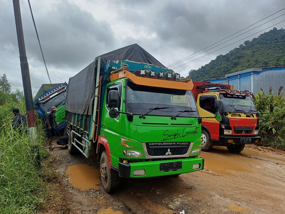 Jalan Rusak Kembali Bikin Truk Amblas