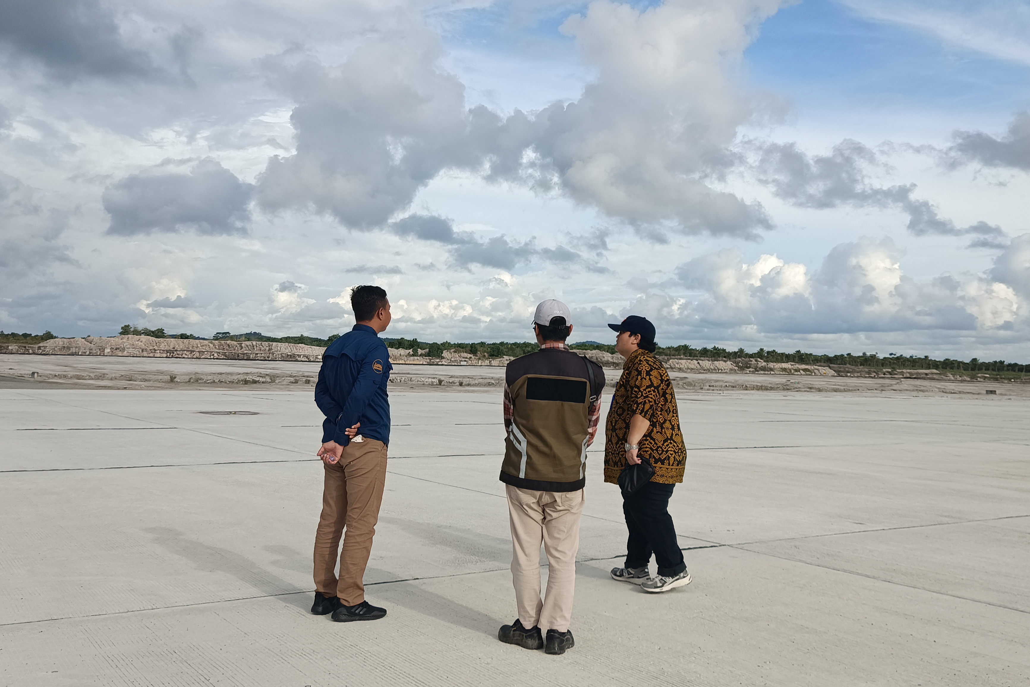 TINJAU: Perwakilan BPKP Provinsi Kalimantan Barat memantau pengerjaan kawasan Bandar Udara Singkawang belum lama ini.