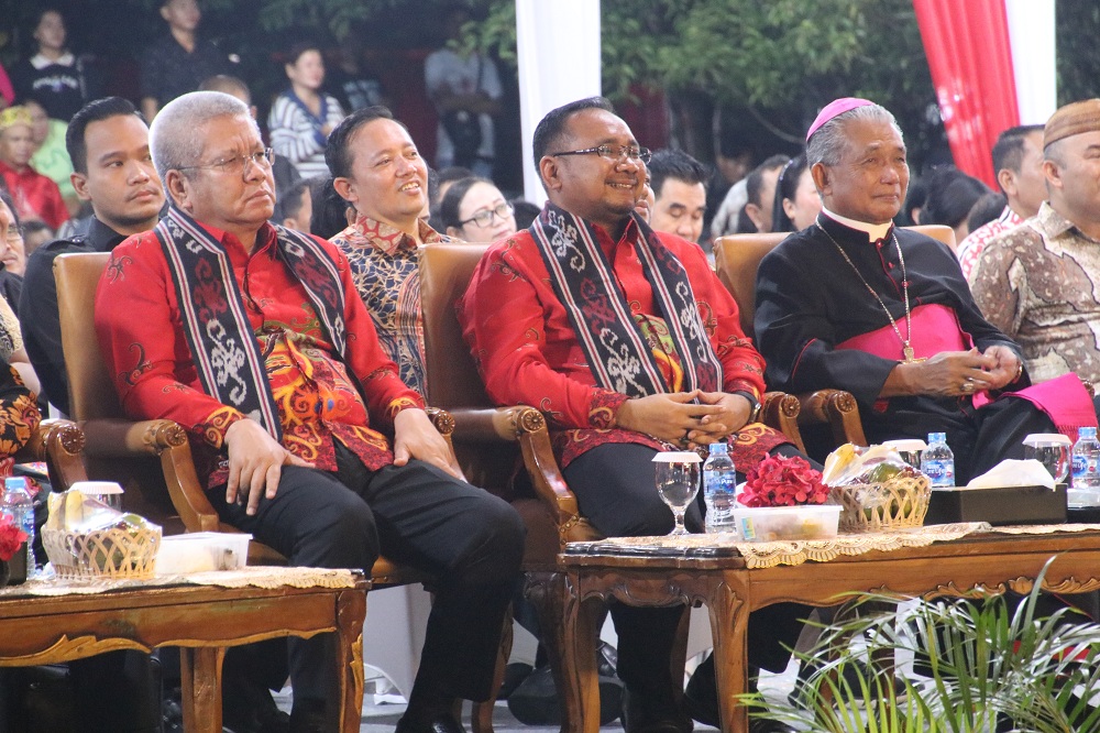 NATAL: Pj Gubernur Kalbar Harisson bersama Menag Yaqut Cholil Qoumas saat menghadiri perayaan Natal Oikumene bersama masyarakat kristiani Kalbar, Jumat (5/1).