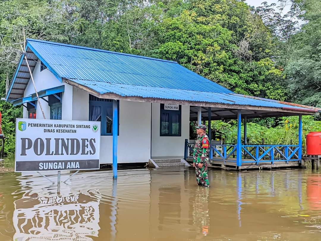 TINJAU: Babinsa Koramil 1205-07/Sintang Serda A.J. Tuhulele saat melakukan peninjauan langsung ke wilayah binaannya di Desa Sungai Ana, Kecamatan Sintang.