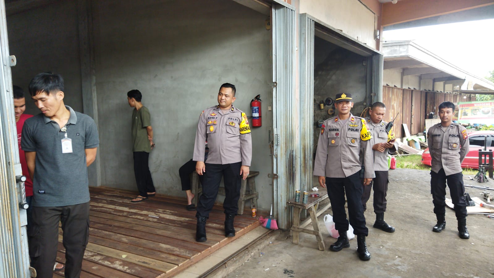 MONITORING: Polsek Sintang Kota saat memonitoring dan pengamanan hasil penyortiran dan pelipatan surat suara.