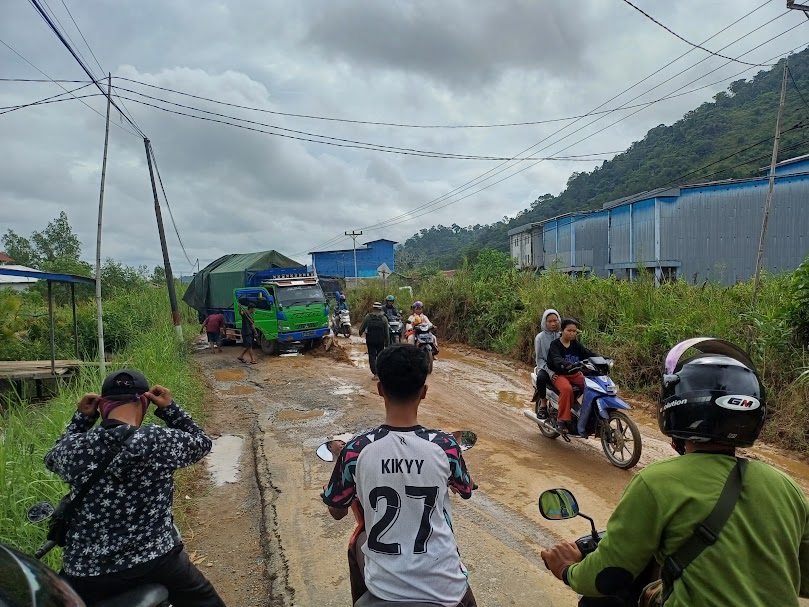 JALAN RUSAK: Kondisi jalan rusak dan truk amblas di ruas jalan Provinsi yang ada di Kayong Utara.