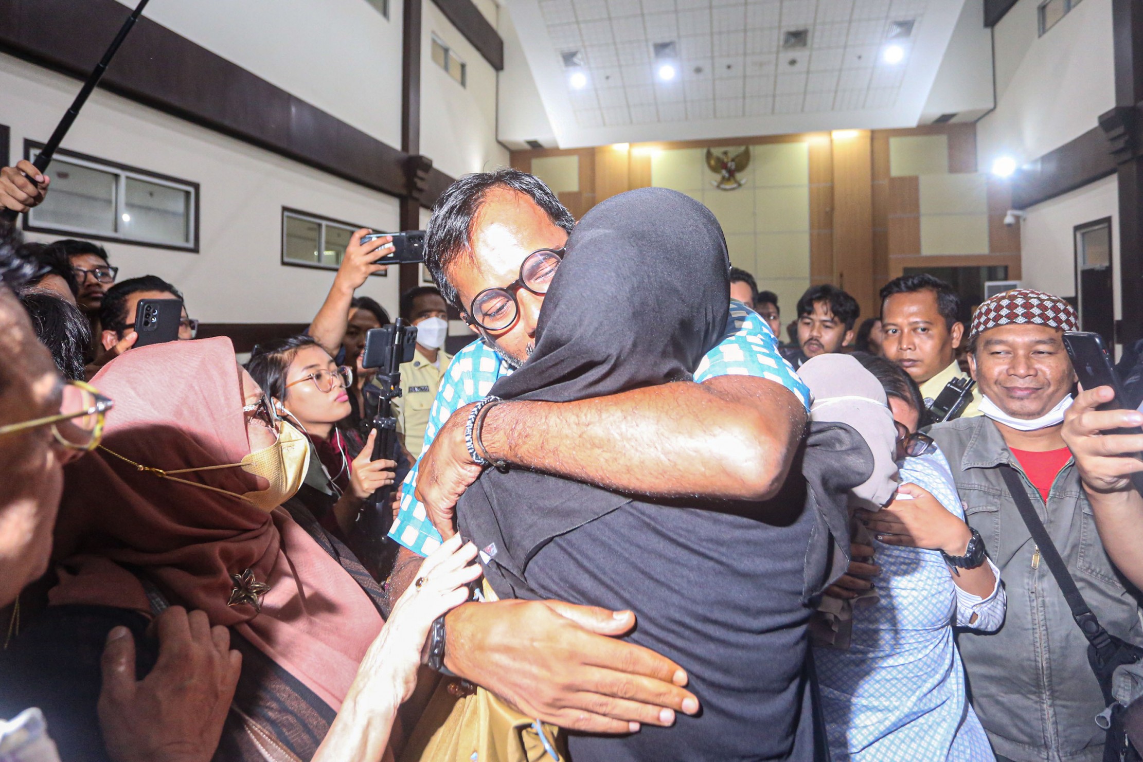 Terdakwa Direktur Lokataru Haris Azhar dan mantan Koordinator KontraS Fatia Maulidiyanti usai sidang putusan di Pengadllan Negeri (PN) Jakarta Timur, Senin (8/1).