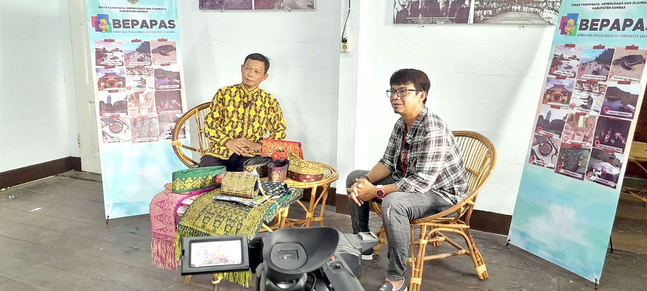 PENENUN: Sukardi, penenun Desa Sumber Harapan saat hadiri kegiatan podcast di Kopi Rindu
