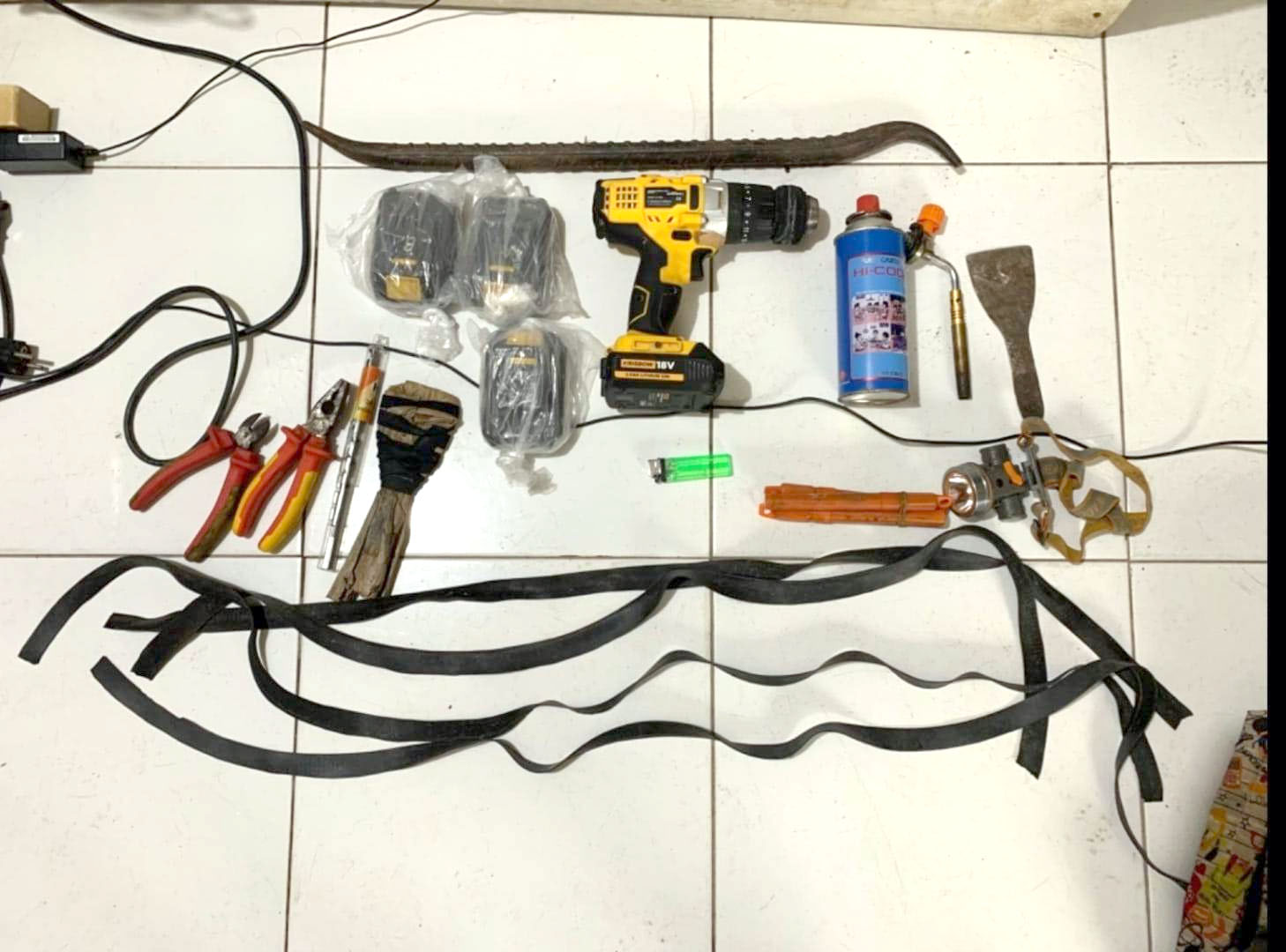 PENCURIAN : Sejumlah barang bukti pencurian sarang burung walet.