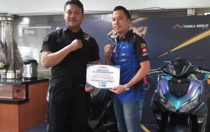 Fendi, After Sales Yamaha Kalbar serahkan secara simbolis apresiasi dari Yamaha Kalbar untuk Bripda Novandro berupa perawatan motor dan gratis ganti oli selama lima tahun.