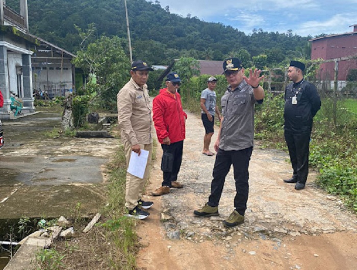 TINJAU JALAN: Pj. Bupati Romi Wijaya didampingi Plt. Kepala Dinas PUPR Budi Utomo saat meninjau kondisi infrastruktur jalan milik Pemkab di Kecamatan Sukadana, Kamis (4/1) lalu.