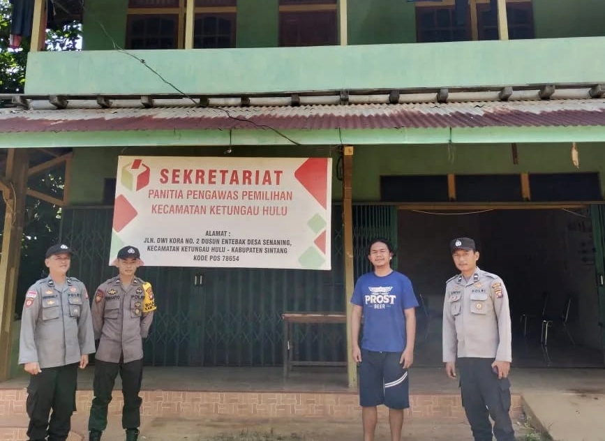 INTENSIF : Polsek Ketungau Hulu saat melakukan patroli ke kantor PPK Kecamatan Ketungau Hulu saat&nbsp;melakukan patroli ke kantor PPK Kecamatan Ketungau Hulu.