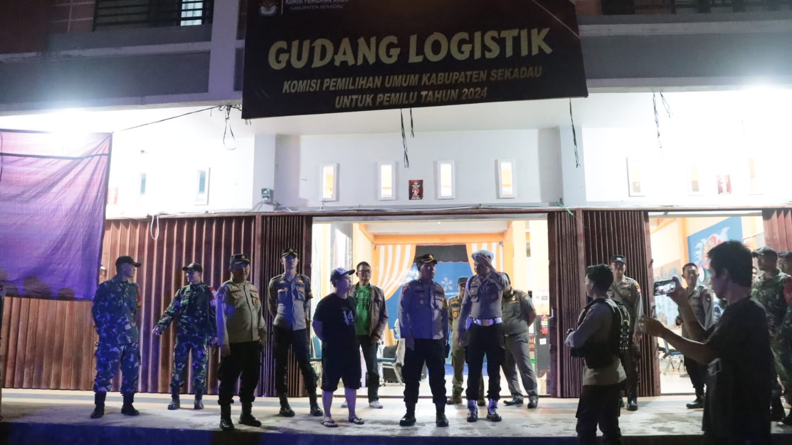 PATROLI : Polres Sekadau saat menggelar patroli gabungan skala besar bersama tiga pilar yaitu TNI, Polri, dan Satpol-PP.