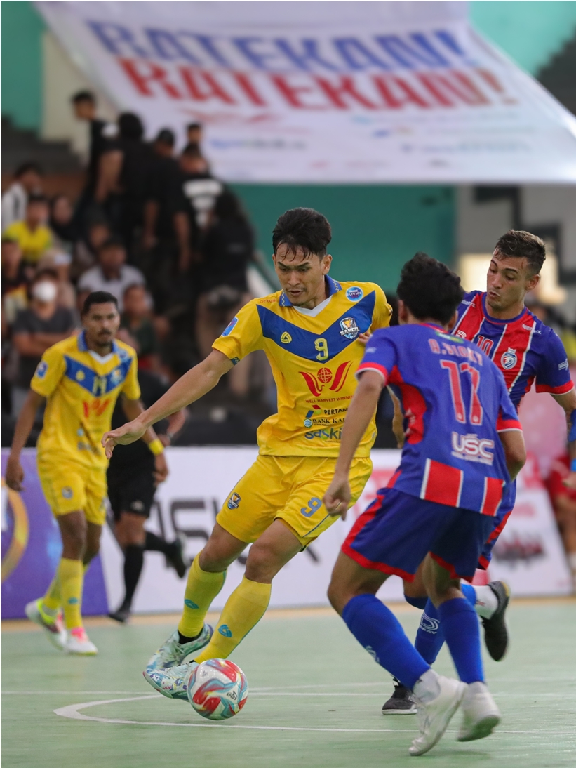 Pemain Kancil menggiring bola pada pertandingan pekan ke-6 Pro Futsal League 2023/2024 hadir di GOR Pangsuma, Pontianak, kemarin.