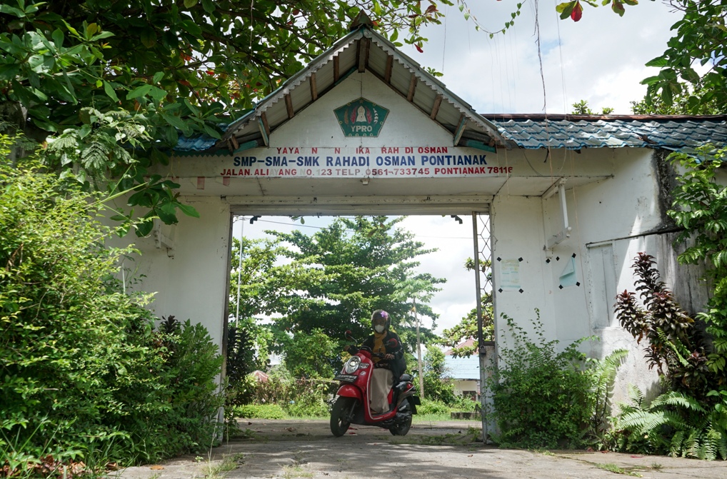Warga melintas di SMA Negeri 13 (SMA Rahadi Osman) Jalan Ali Anyang yang kondisinya mulai kurang baik. Dinas Pendidikan dan Kebudayaan Provinsi Kalimantan bakal merevitalisasi sejumlah sekolah.