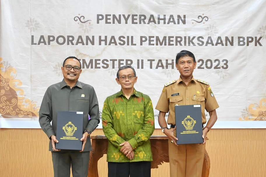 TERIMA LHP: Wakil Bupati Ketapang Farhan dan Ketua DPRD Kabupaten Ketapang M. Febriadi, diabadikan bersama Kepala BPK RI Perwakilan Provinsi Kalbar, Wahyu Priyono, usai menerima LHP semester II 2023.
