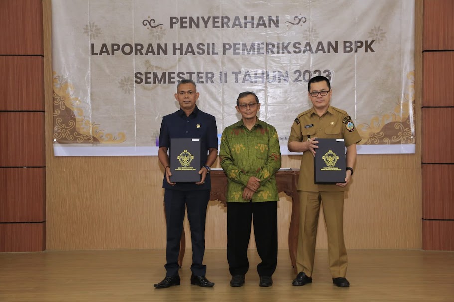 TERIMA LHP: Pj. Bupati Kayong Utara Romi Wijaya dan Ketua DPRD Kayong Utara Sarnawi diabadikan bersama Kepala BPK RI Perwakilan Kalbar, Wahyu Priyono, usai menerima LHP di Kantor BPK RI.