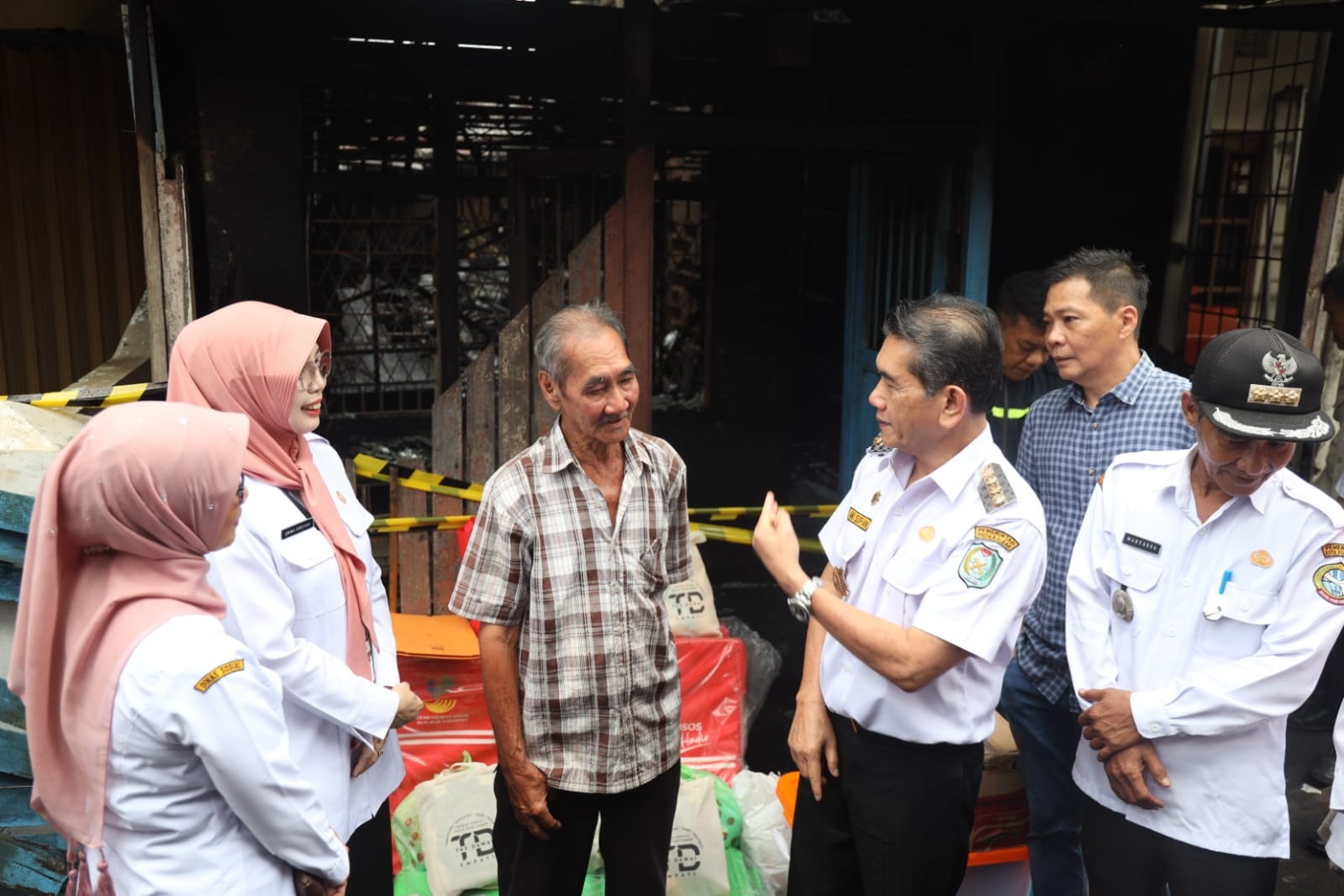 Pj Wali Kota Pontianak Ani Sofian menyambangi rumah korban kebakaran di Jalan Siam, Pontianak, kemarin.