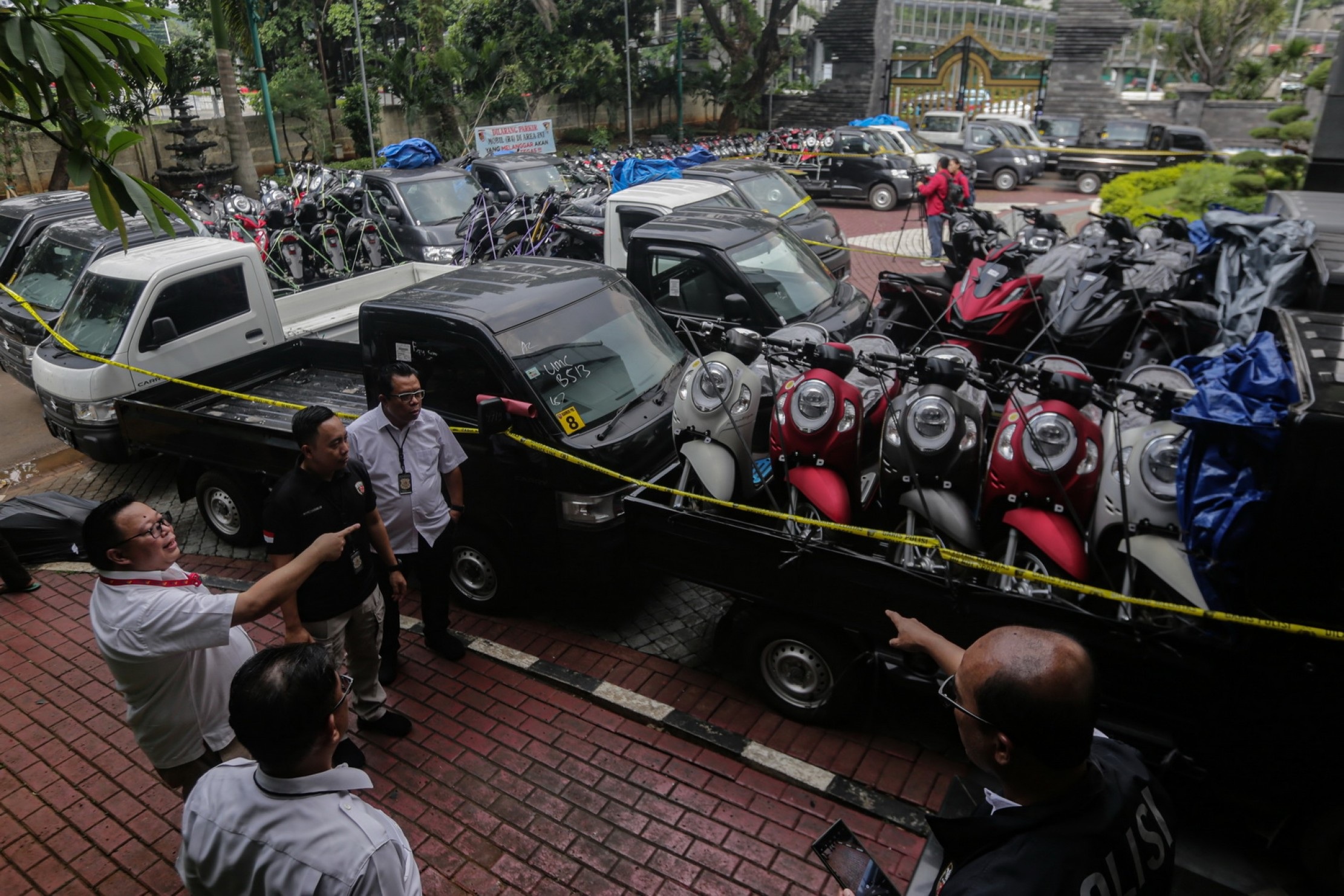 Warga didampingi polisi mencari kendaraan miliknya usai rilis ratusan kendaraan hasil curian yang ditampung di Gudang Balkir Pusat Zeni TNI Angkatan Darat (AD) di Polda Metro Jaya.