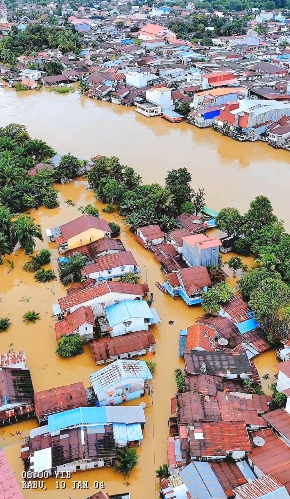 MASIH BANJIR: Pantauan udara menunjukkan banjir masih menggenang di Kecamatan Ngabang pada Rabu (10/1) kemarin. Namun ketinggian banjir mulai menurun.