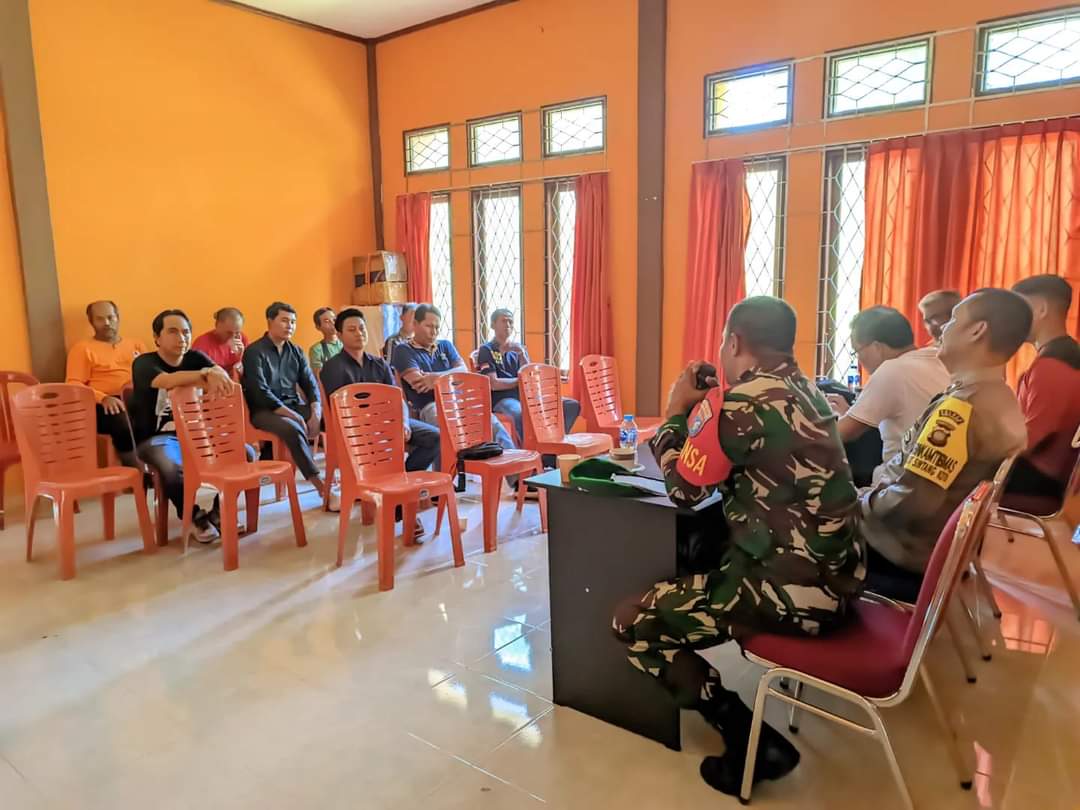 PEMBINAAN : BNPB dan Manggala Agni Kabupaten Sintang saat menggelar pembentukan pembinaan dan Bimtek Masyarakat Peduli Api (MPA).