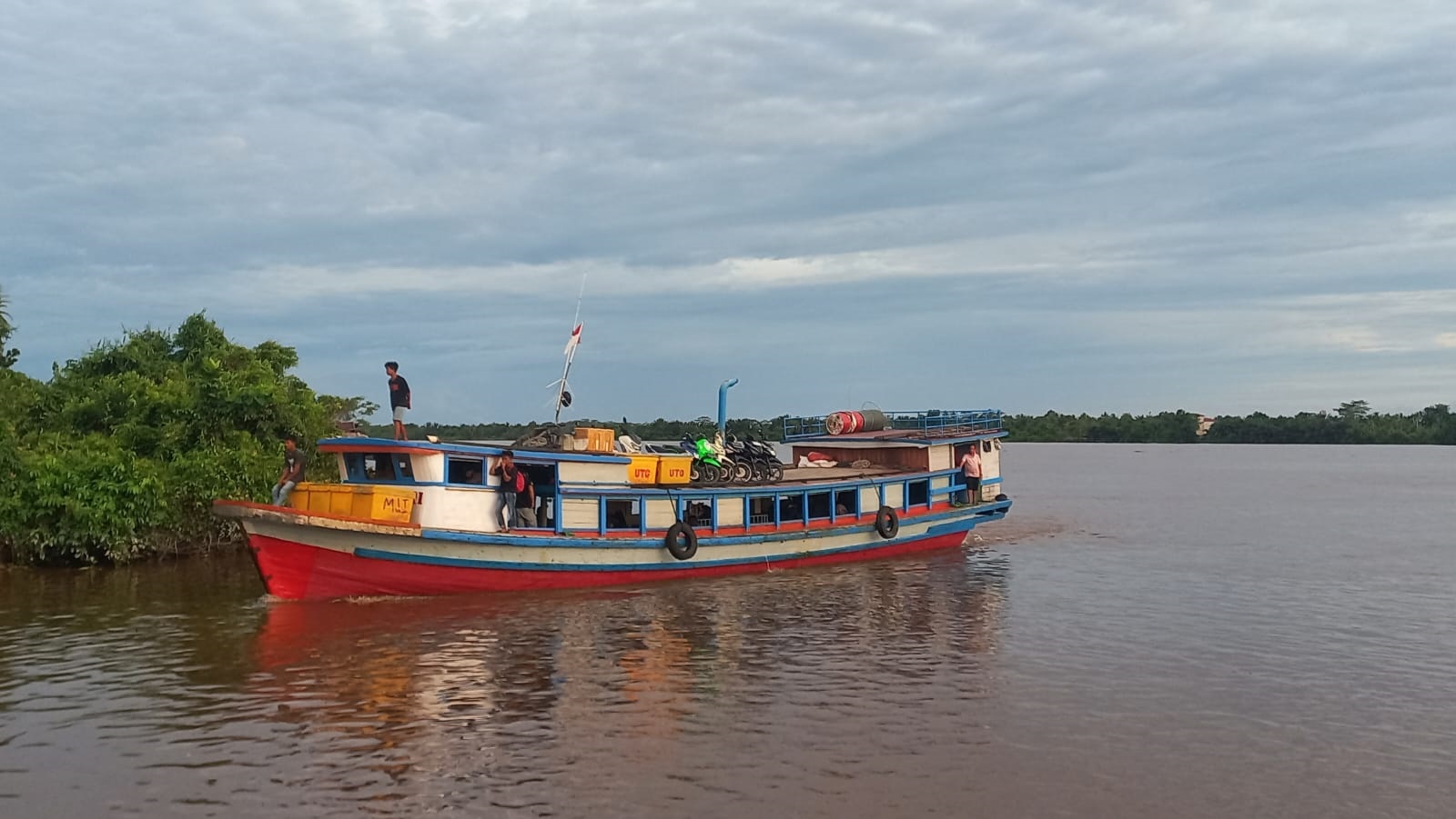 FOTO ARSIP: Kapal Klotok baru saja tiba dari Kabupaten Kayong Utara di Rasau Jaya  Kabupaten Kubu Raya. (DOK PONTIANAK POST)