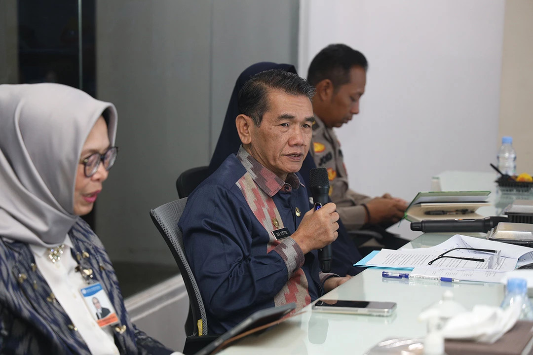 Pj Wali Kota Pontianak, Ani Sofian saat mengikuti pertemuan bersama TPID Pontianak untuk memastikan stok pangan jelang hari raya keagamaan.