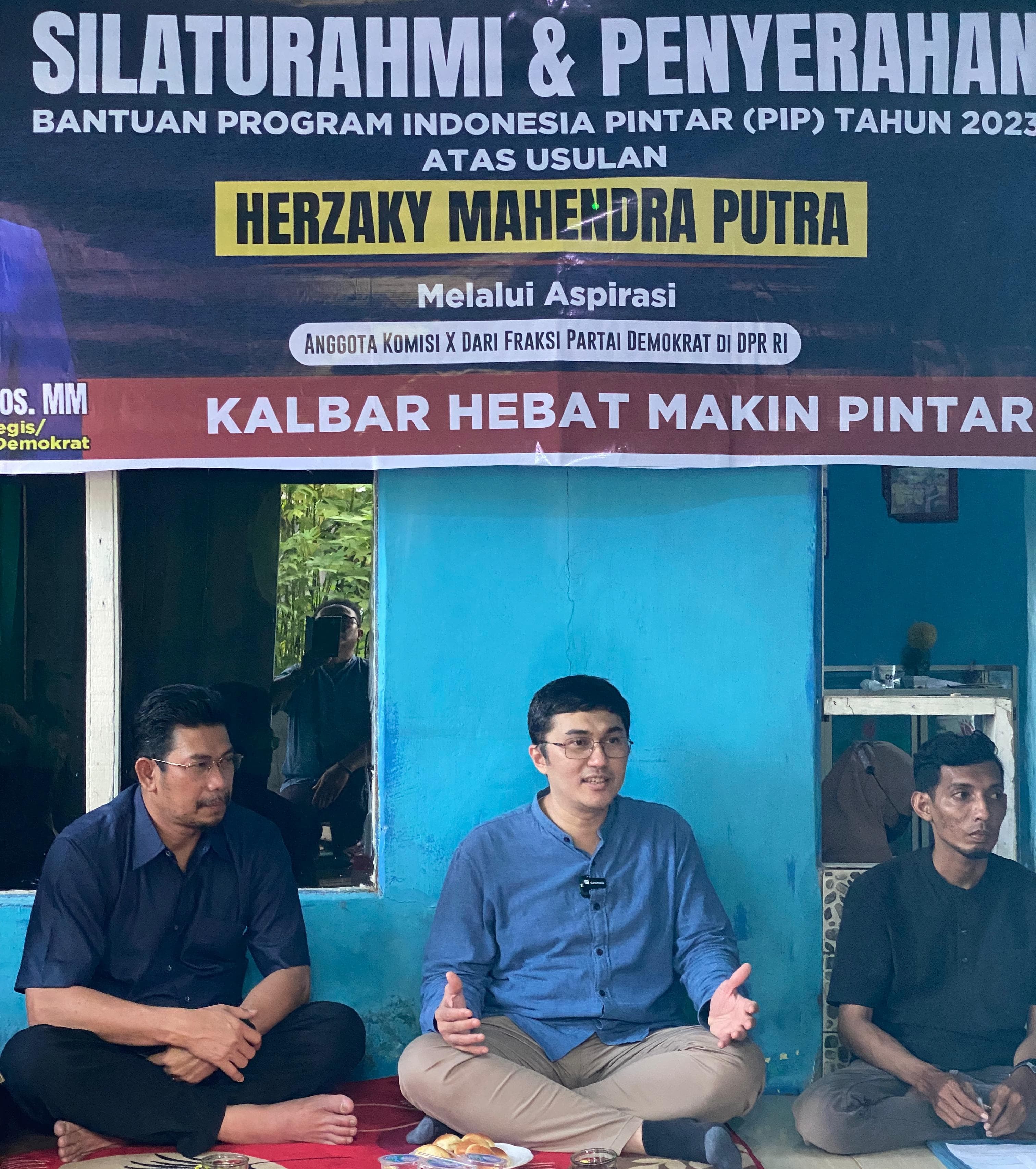 Kepala Badan Komunikasi Strategis (Bakomstra) dan Koordinator Juru Bicara DPP Partai Demokrat Herzaky Mahendra Putra saat menyerahkan Bantuan PIP kepada pelajar di Kecamatan Pontianak Timur.