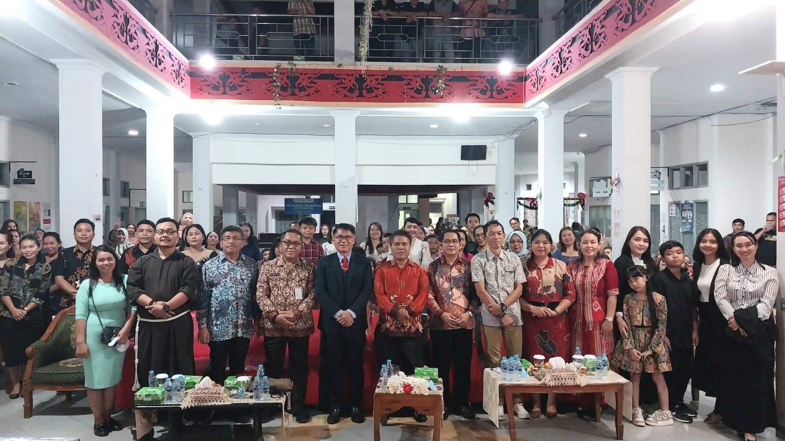 Manajemen, karyawan RSUD Landak beserta para tamu undangan berfoto bersama dalam Perayaan Nayal bersama yang digelar rumah sakit ini, Kamis (11/1).